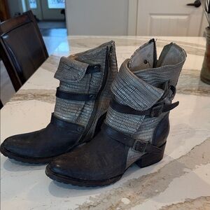 Stylish Black and Gray Women's Ankle Boots